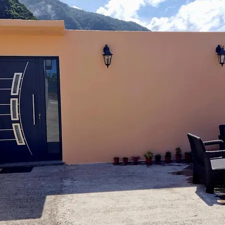 Lombada House *
